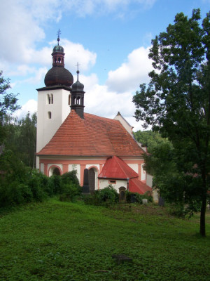 foto kostela / Jeden z nejstarších kostelů v diecézi. Uvádí se rok 1352. Je jednolodní obdélníkový s polyg.presbytářem, vedlejším prostorems půlkruhovitou apsidou. Budova kostela nese znaky románského slohu.