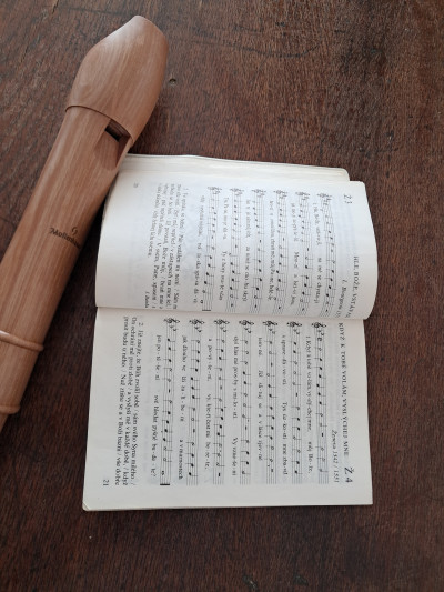 Chorálové melodie hrané na tenorovou zobcovou flétnu