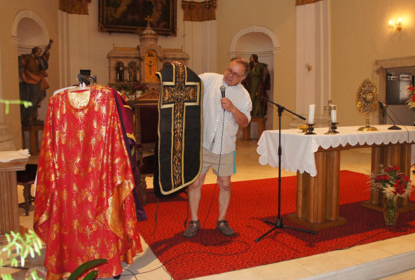 Pan farář představuje kněžská roucha / Autor fotografie: Vladimír Schindler