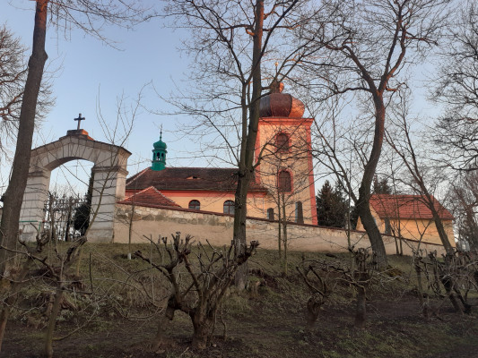 Knovíz, kostel Všech svatých / Autor fotografie: Libuše Bláhová