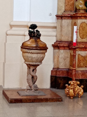 Kostel Povýšení sv. Kříže / křtitelnice