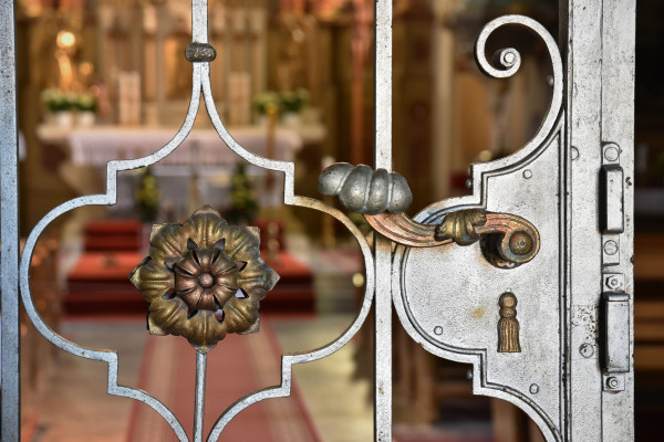Kostel v Rokytnici - kovaná brána / Autor fotografie: Marek Matějíček