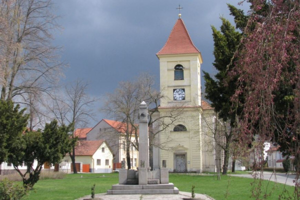Kostel a památník obětí 1. světové války / Autor fotografie: Ladislav Tomek