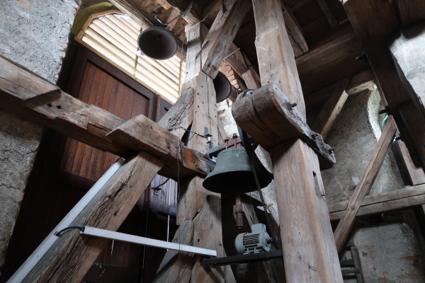 zvon / umíráček společně se zvonky od hodin