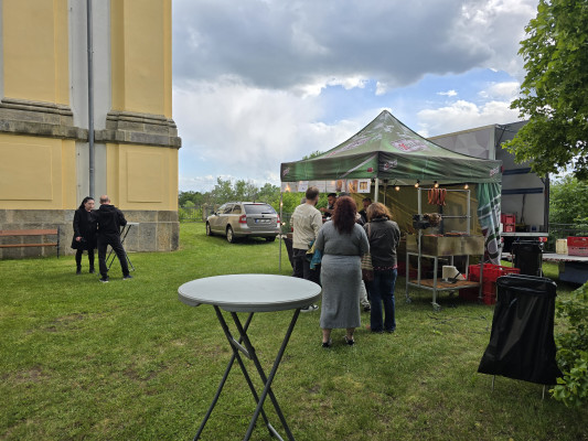 Úštěk-Konojedy, kostel Nanebevzetí Panny Marie, zámek