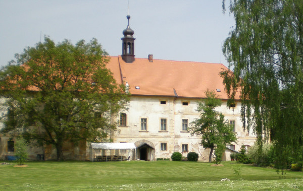 Štěnovice kostel sv. Prokopa / pohled ze zahrady