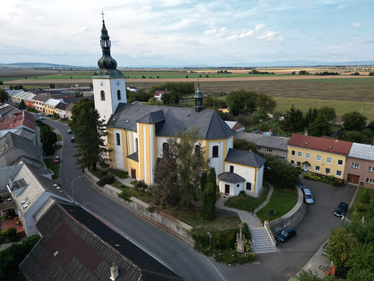 kostel svatých Petra a Pavla v Těšeticích (okr. Ol