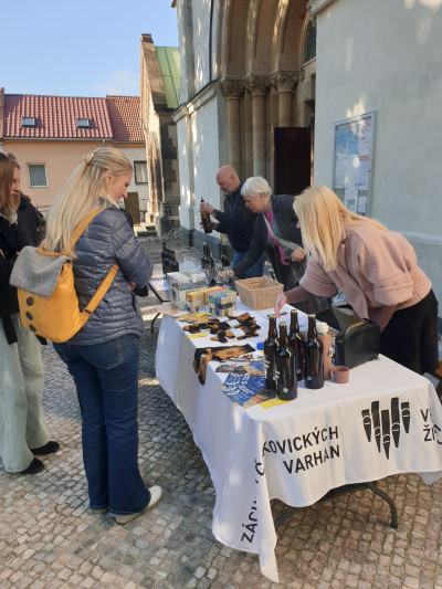 Prodej na podporu varhan před kostelem / Autor fotografie: Lenka Krobová