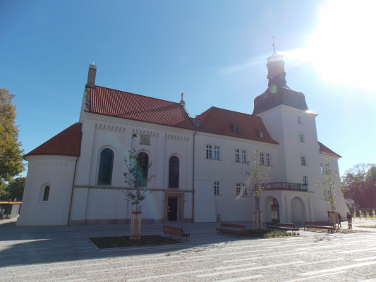 Dolní Břežany, kaple sv. Máří Magdalény, zámek