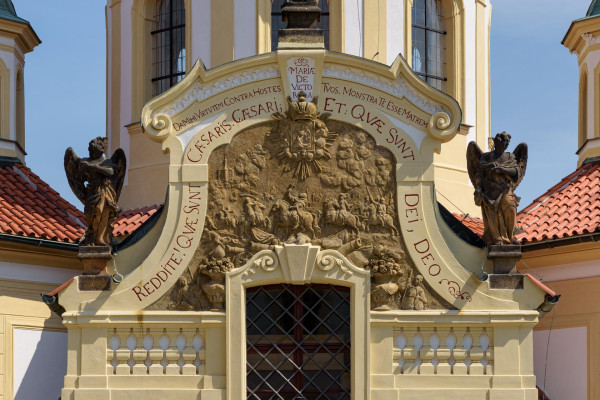 Reliéf s tématem bělohorské bitvy na portále koste / Autor fotografie: Petr Neubert