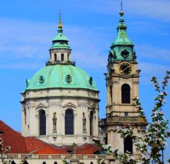 Kostel sv. Mikuláše na Malé Straně.jpg