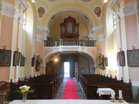 kostel Panny Marie Bolestné a sv. Jana Nepomuckého / Vnitřek-pohled k varhanám