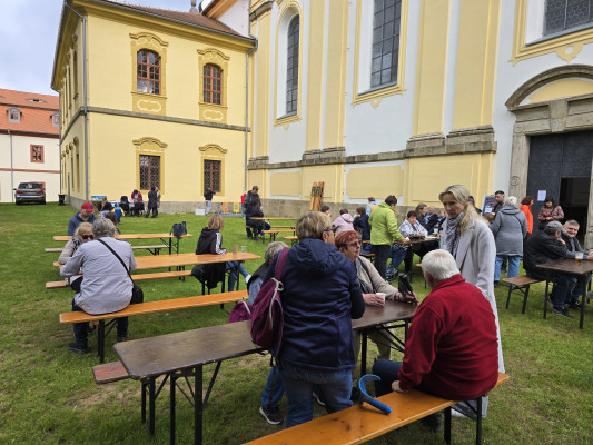 Úštěk-Konojedy, kostel Nanebevzetí Panny Marie, zámek
