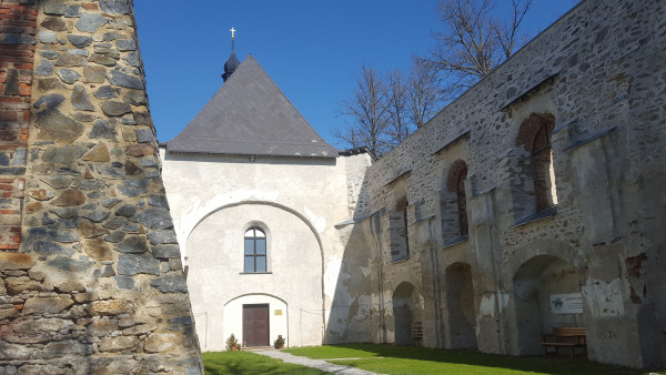 Kostel P. Marie Dobré rady - spadlá loď