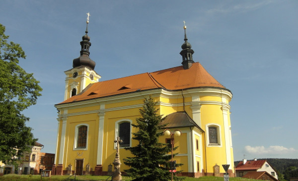 Kostel sv. Bartoloměje v Pecce / Barokní kostel z poloviny 18. století s unikátními freskami V. P. Kramolína