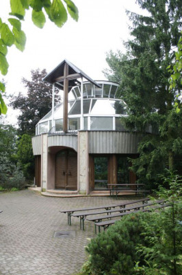 Plzeň-Doudlevce, kaple sv. Maxmiliána Kolbe, Památník obětem zla