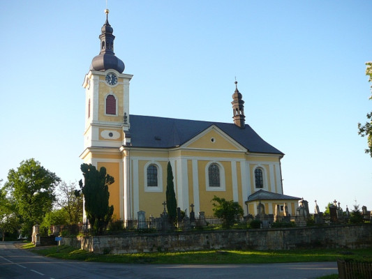Chroustov, kostel Nanebevzetí Panny Marie, hřbitov