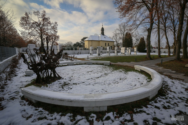 Pátek, kostel sv. Vavřince, hřbitov / Autor fotografie: Petr Vrestiak