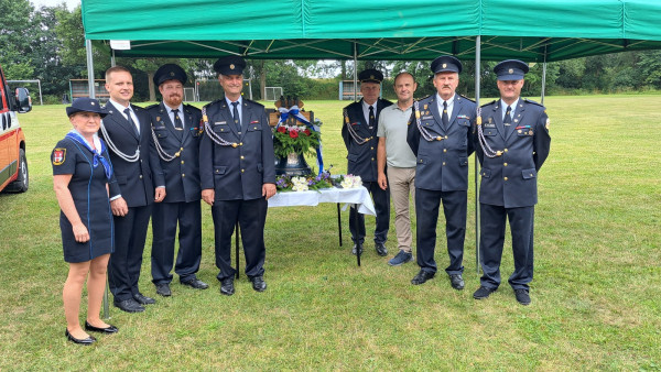 Dobrovolní hasiči při svěcení zvonu / Autor fotografie: Ivana Meclová
