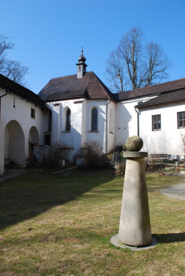 Kaple sv. Eustacha - hrad Roštejn / Pohled na kapli sv. Eustacha z hradního nádvoří