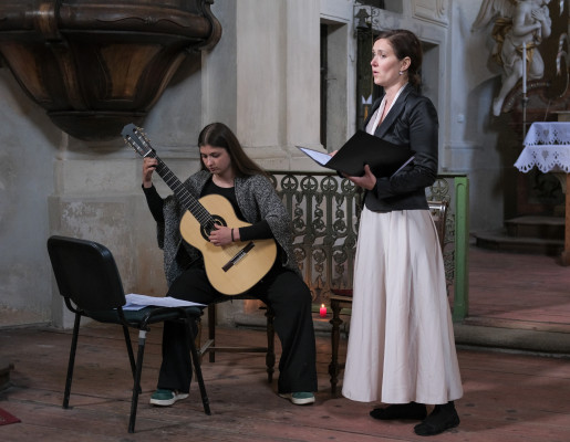 zpěv Veronika Poláková, kytara Mariana Štanglová