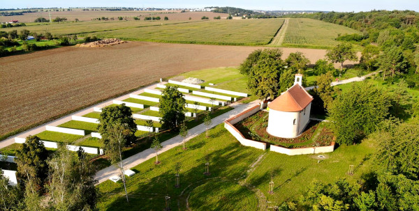 pohled na kapli  a hřbitov / Pohled na kapli  a hřbitov
