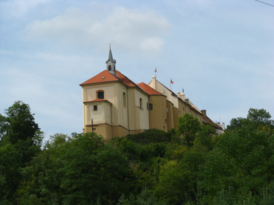 Nižbor, kostel Povýšení sv. Kříže, zámek