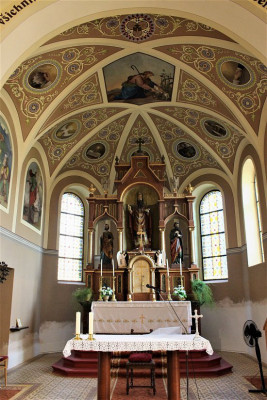 Strachotín, kostel sv. Oldřicha a sv. Metoděje / pohled oltář