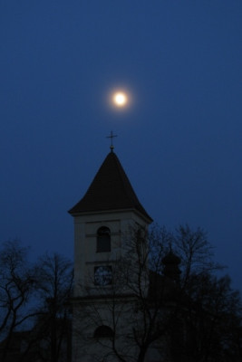 Měsíc na kostelem / Autor fotografie: Ladislav Tomek