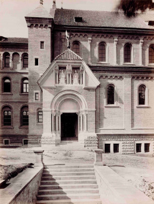 Vchod do kostela, histor. foto / Od roku 1891 do roku 1919 zdobila vchod dvoumetrová socha arch. Gabriela  / Autor fotografie: Archiv Nadačního fondu Malakim