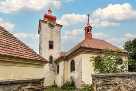 Kostel sv. Václava Svojšice / Pohled od Jihovýchodu